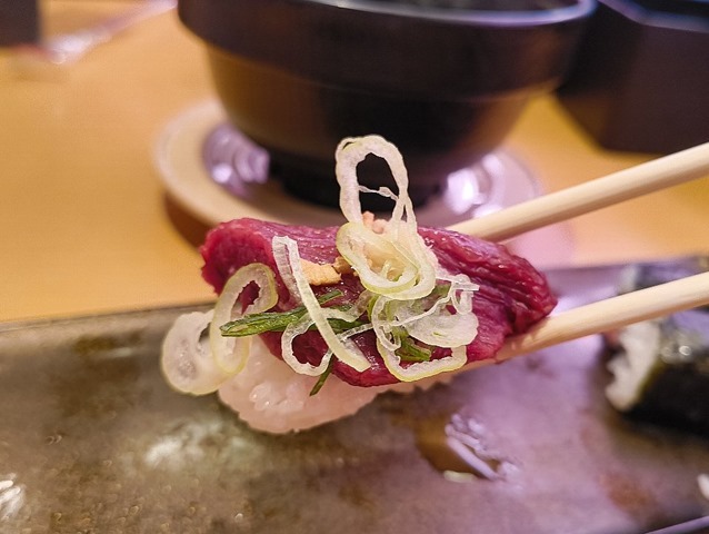 赤身ガーリックを食べる