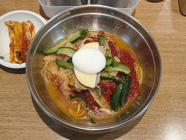 「妻家房」の「ビビン冷麺」でランチ。お陰様で、夕方の病院での血糖値は78mg/dL。 実にいい数値だが、肝心の血液検査の結果は後日だ。 今日の昼餉（ひるげ）一杯でどうにかなるものではないと分かってはいるけれど、まあ、それはそれで良しとしよう（笑）。（妻家房 松屋浅草店：花川戸一丁目）