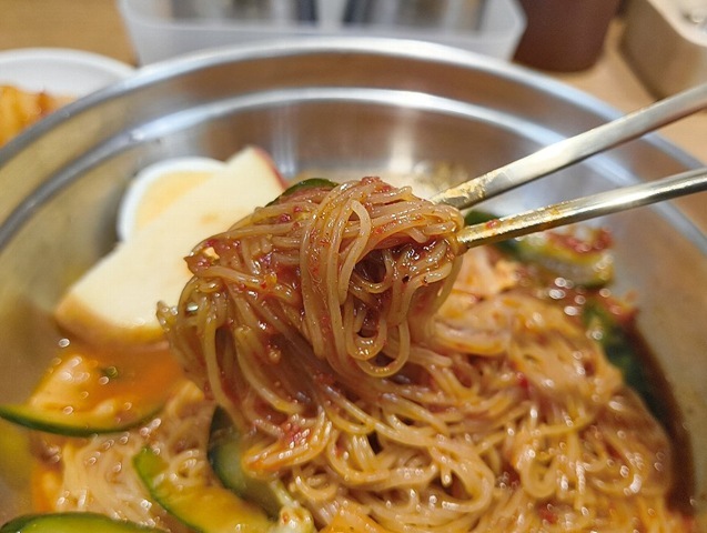 赤く染まった麺を口に運ぶ
