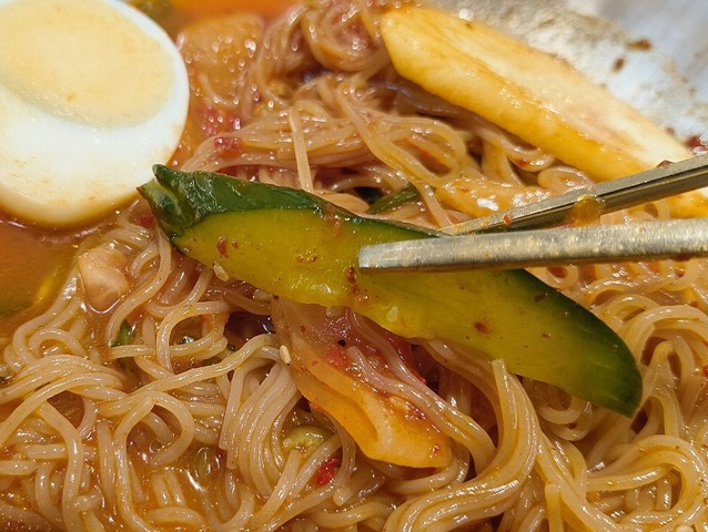 きゅうりを食べる