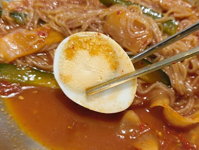 茹で玉子を食べる