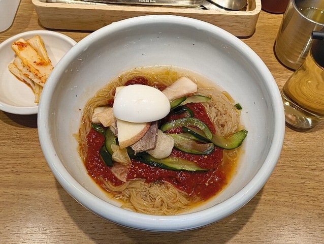 夕方病院に行くためのローテーション。「妻家房」の「ビビン冷麺」でランチだ。やっぱり「冷麺」だけのことはあり、血糖値はうまくコントロールされていたのだけど、やっぱりそれは自己満足に過ぎないのだな。でも、うまかったのだよ（笑）。（妻家房 松屋浅草店：花川戸一丁目）