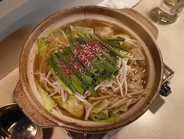 「㐂美松」で盛岡の「下河原さん」と「れば」と「おやじだんご」を「塩」で、そして「しろ」を「しょうゆ」で「かしら」は「みそ」で頼む。最後に「モツ鍋」を食べたのだが、これが又うまがったのだよ（笑）。（㐂美松：喜美松：浅草四丁目）