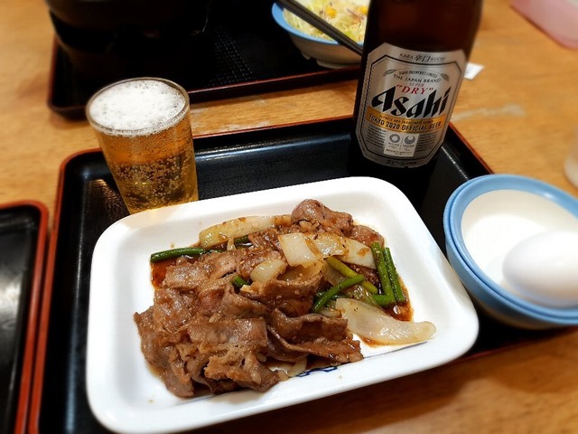 ビール中瓶とプルコギ（生たまご付き）