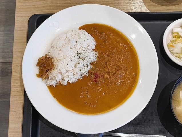 『松屋』で「クリームバターカレー」（ライス小盛）と「お新香」それに「豆腐入りみそ汁」でランチにしてみた。このカレー、よりマイルドに仕上がっている反面、バターのコクが凄まじい！ スパイシーさの欠片もない、潔いほどに「辛くない」カレーである。いや、うまかったのだよ（笑）。（松屋 本所吾妻橋店：墨田区吾妻橋三）