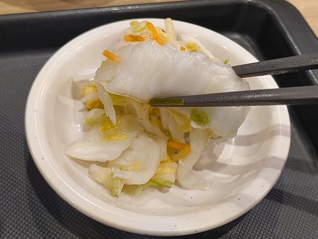 お新香を食べる