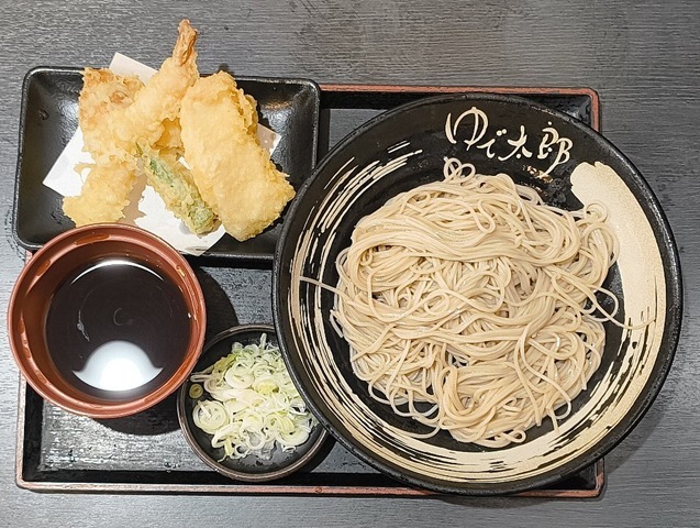 『ゆで太郎 もつ次郎本所吾妻橋店』の「海老かしわ天もり」（冷）でランチ。これは云うなれば『ゆで太郎』の「天もり」だ。「オクラ天」、「ちくわ天」、「海老天」と「かしわ天」が並んでいる。「かしわ天」がとてもうまかったのだよ（笑）。（ゆで太郎 もつ次郎本所吾妻橋店：墨田区吾妻橋3丁目）