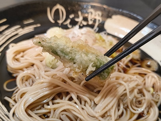 オクラ天を食べる