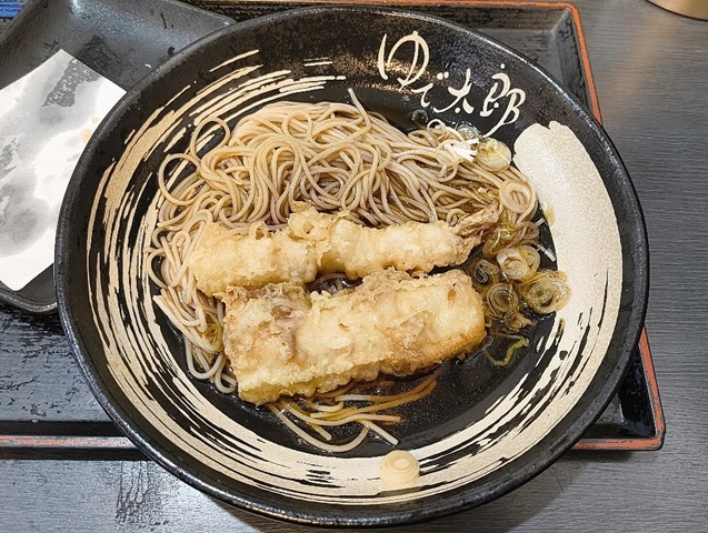 ちくわ天と海老天を蕎麦の上に乗せてやる