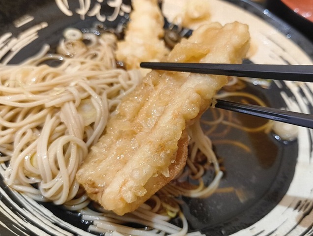 ちくわ天を食べる