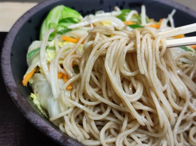 蕎麦を食べる