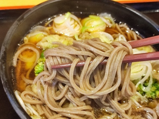 蕎麦を手繰る