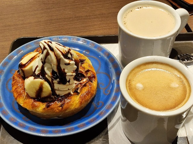 デニブランチョコバナナとロイヤルミルクティーとコーヒーと