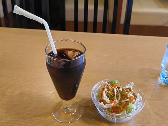アイスコーヒーとサラダ