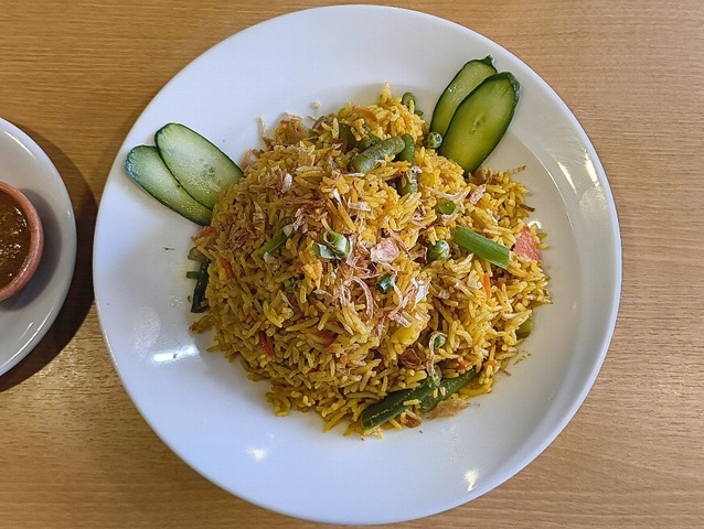 「ララキッチン」の「ベジタブル ビリヤニ」でランチ。この「ビリヤニ」も「パスマティライス」が使われていてうまいのだが、なにせ量が多いのだよ。半分位にならないかな（笑）。（インド・ネパールレストラン ララキッチン：墨田区吾妻橋3丁目）