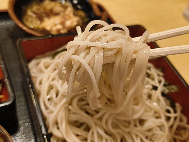 蕎麦を手繰る