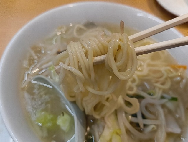 麺を食べるのだ