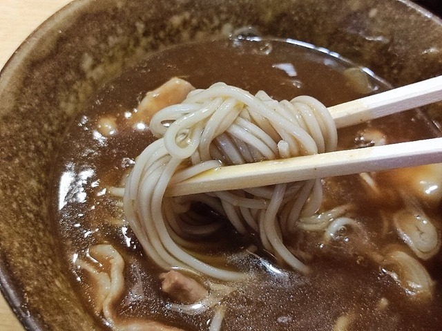 蕎麦にカレーをたっぷりとつける