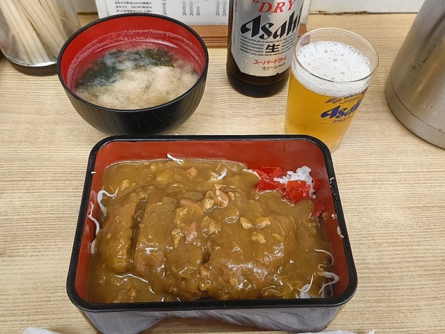 河金丼（ロースかつ重・ご飯半分）とビール（小）