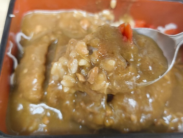 カレーとライスを食べる