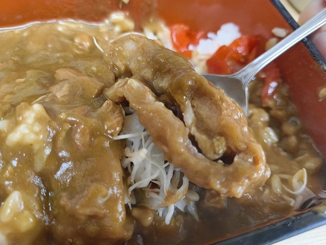 カツを食べる