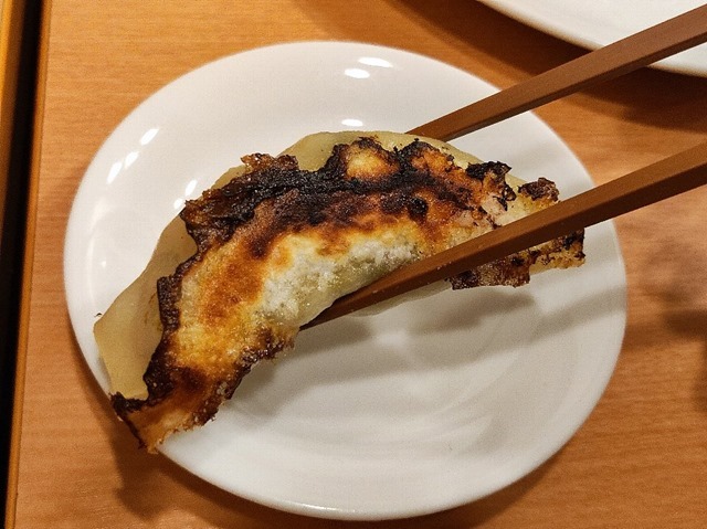 餃子を食べる