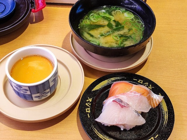 鮮魚3貫盛りとわかめの味噌汁と季節のあんかけ茶碗蒸し