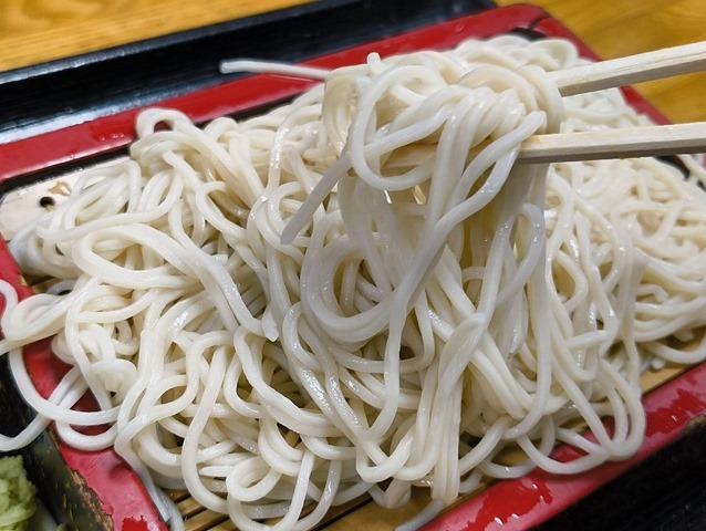 蕎麦を手繰る