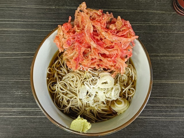 「文殊」で「冷し紅ショウガ天そば」でランチ。何故か「温泉たまご」が無いけれど、しかし「紅しょうが天」からほんのりと油が出て「蕎麦」をコーティングしてくれると味は更にうまくなるのだよ（笑）。（文殊浅草店：浅草一丁目：浅草地下街）