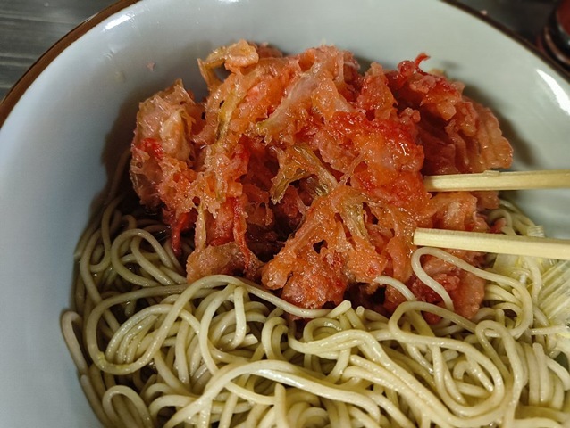 固い紅ショウガ天を汁につける