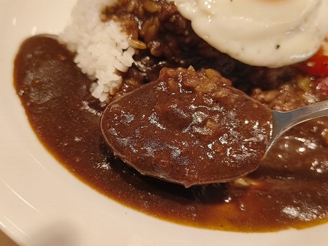 カレーを食べる