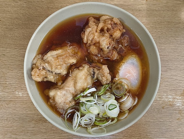 「一由そば」で「かき天」2コに「生たまご」と「ミニゲソ天」と「太そば」（小盛）、家人は不動の「ジャンボゲソ天」＋「太そば」（小盛）でモーニング。待望の「かき天」だ、うまいに決まっているのだよ（笑）。（一由そば：荒川区西日暮里2丁目）