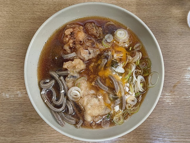 たまごを崩してやって天ぷらとの対比を楽しもうとしたのだが