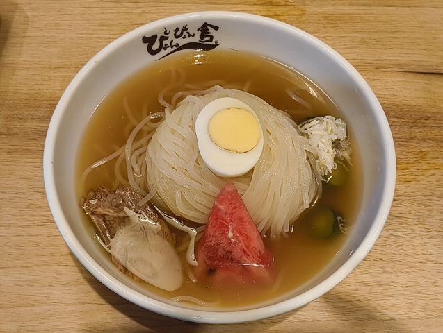 「ぴょんぴょん舎 Te-su」で「盛岡冷麺」（大盛）と「茨城産しらすと大葉のチヂミ」でランチにしたのだが、今日も「隅田川ブルーイング 香るヴァイツェン」を一杯だけだがもらってみたのだよ。勿論、うまかったのだ（笑）。（ぴょんぴょん舎 Te-su：墨田区押上1丁目 東京ソラマチ6F）