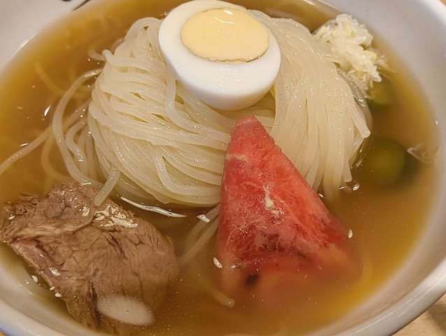 見事に渦を巻く冷麺