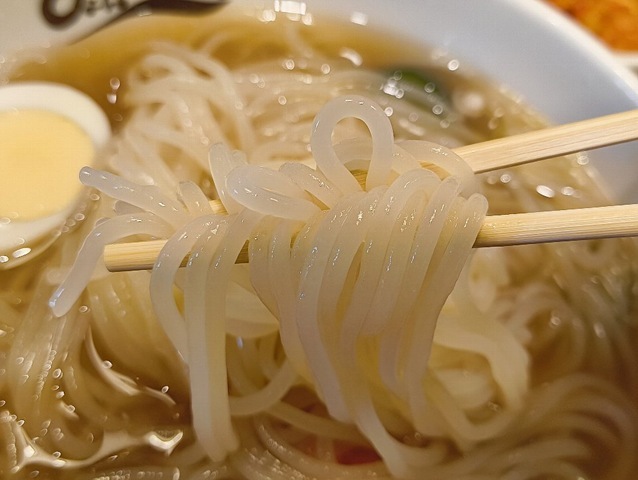 冷麺を手繰る