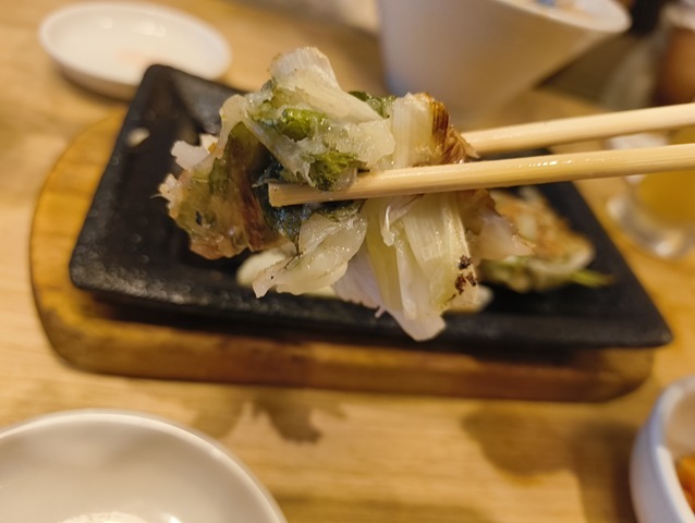 茨城産しらすと大葉のチヂミを食べる