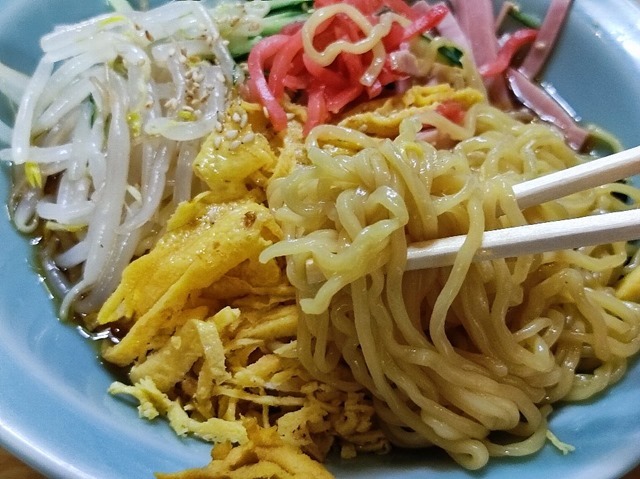 まずは麺を手繰る