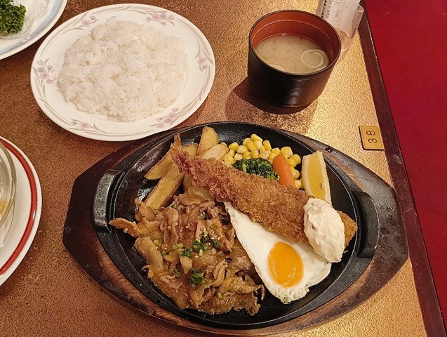 ジャンボエビフライ＆豚肉のスタミナ焼き ライス、味噌汁付き