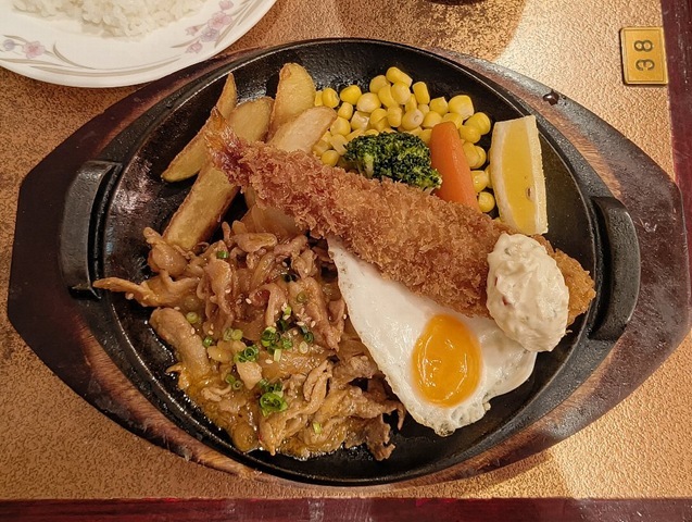 『ニュートーキョー』でチョイ呑み。「生ビール」をもらい、「コンビネーションサラダ」と「ポテトフライ」と「ジャンボエビフライ＆豚肉のスタミナ焼き」で乾杯だ。いや、しっかりとうまかったのだよ（笑）。（カフェ＆レストラン談話室 ニュｰトーキョー：荒川区西日暮里2丁目 ニュートーキョービル2Ｆ）