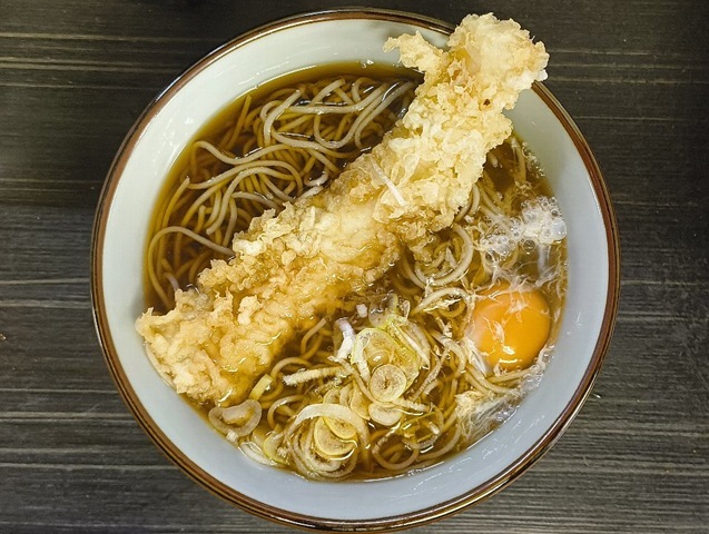 「文殊」で「イカ天そば」＋「生たまご」でランチ。「イカ天」の「衣」が「汁」を吸ったしっとりした食感を楽しむのだ。そして「たまご」を崩して黄色に染まる「丼面」を楽しむのだが、 ここで手繰る「蕎麦」があたしゃ大好きなのだよ、いやーうまいのだ（笑）。（文殊 浅草店：浅草一丁目：浅草地下街）