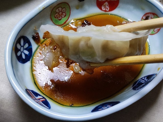 餃子を食べる