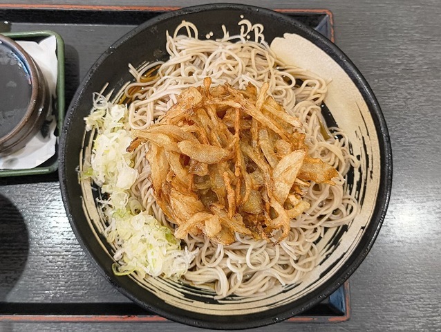 「ゆで太郎」で「ぶっかけ冷し野菜かきあげそば」（「2枚もり」版）でランチ。「かきあげ」は揚げたてなので汁に浸してやる必要もないと思われるが、 この「かき揚げ」から出る油が、全体をコーティングしてくれるのを待ってから食べれば、 「かきあげ」も「蕎麦」もいつもにましてうまいのだよ（笑）。（ゆで太郎本所吾妻橋店：墨田区吾妻橋3丁目）