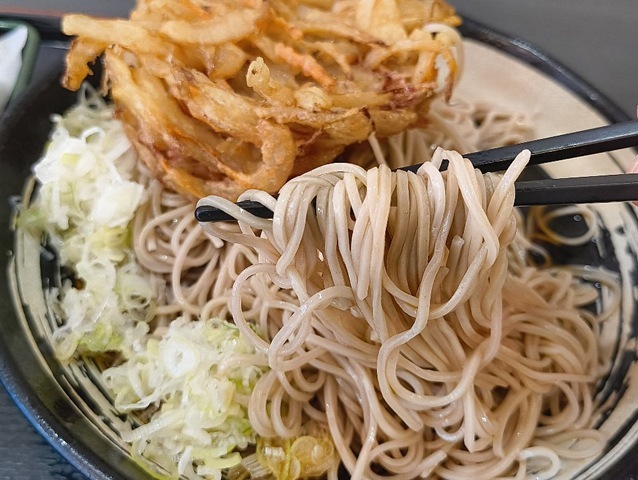 蕎麦を手繰る