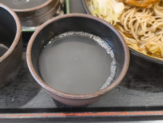余った器には蕎麦湯を入れてやる
