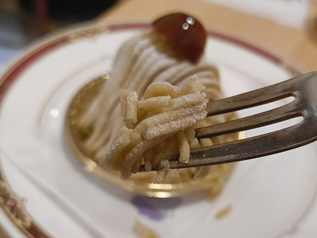 和栗のモンブランをホンの少し食べる