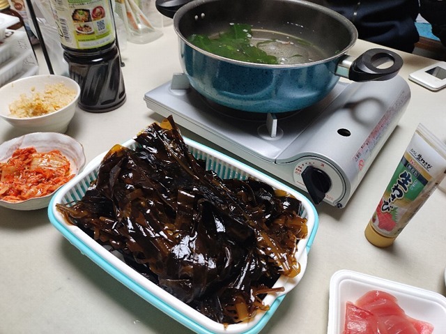 重茂の純正産、重茂の早採りわかめ 春いちばんとうにご飯の夕餉