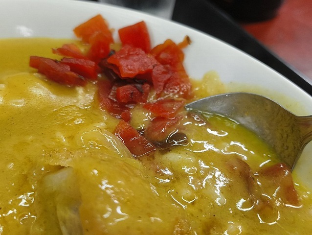 ライスカレーを食べる