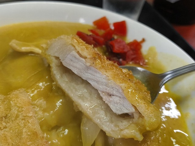 カツを食べる