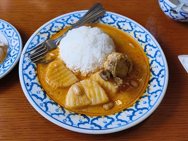 煮込み鶏肉とジャガイモのカレー（グエーンマサマン・ガイ）